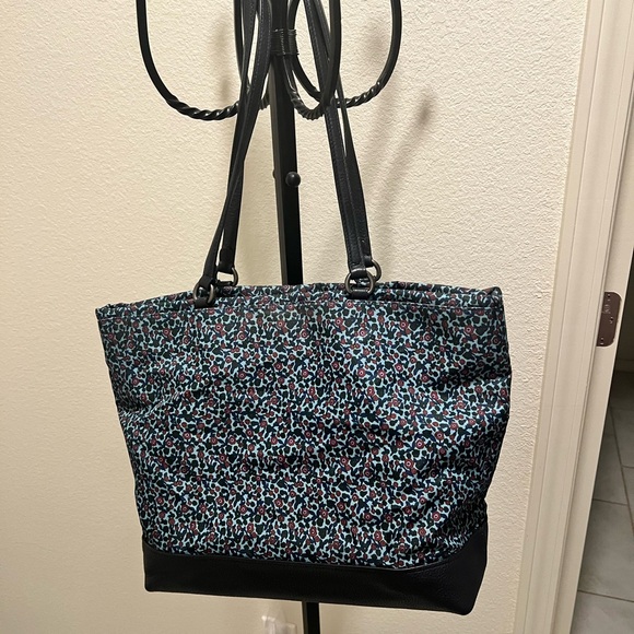COACH Ranch Floral Nylon &
Navy Blue
Pebble Leather Tote Bag - Picture 2 of 6